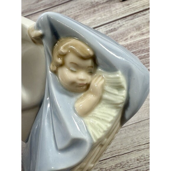 Lladro #4635 Angel protecting a baby Figurine Guardian Angel‎ Spain RETIRED - Picture 4 of 14